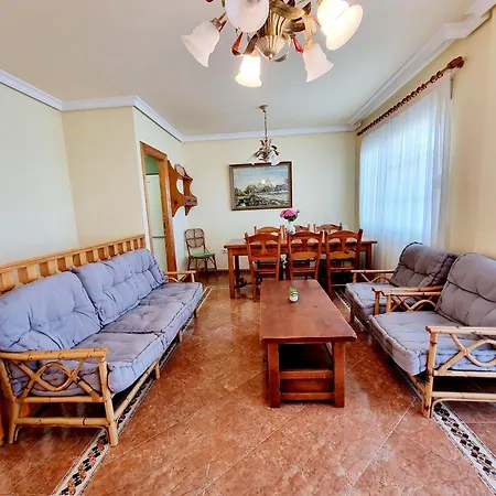 Beachfront In La Mata, 別荘 トレビエハ