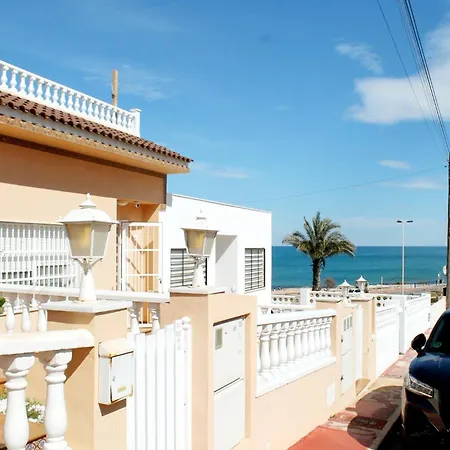 Beachfront La Mata 펜션