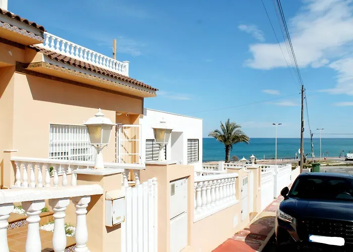 Beachfront La Mata 펜션