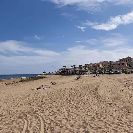 Beachfront La Mata 度假居 *